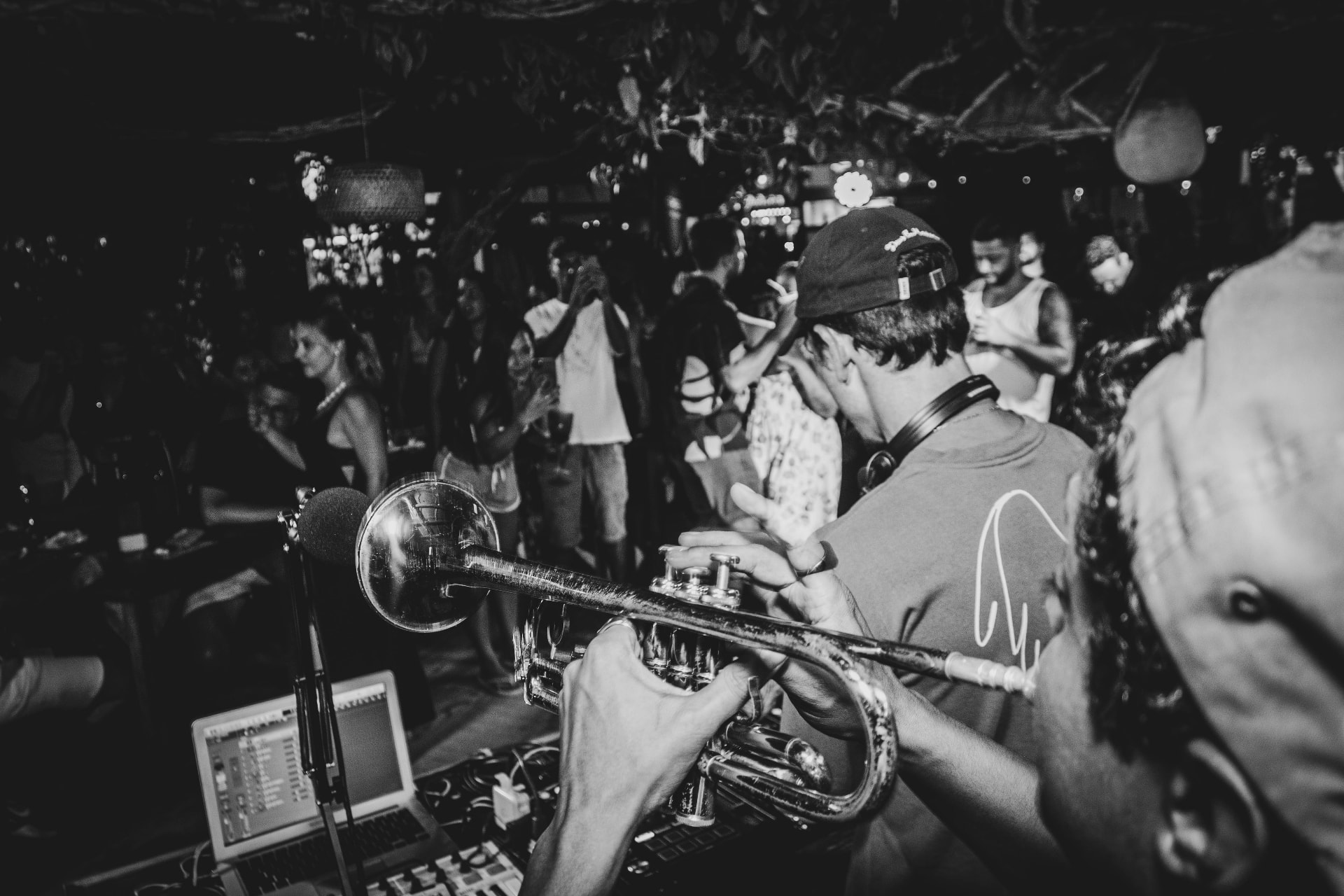 Live trumpet playing over a dancing crowd during a CALLORE night